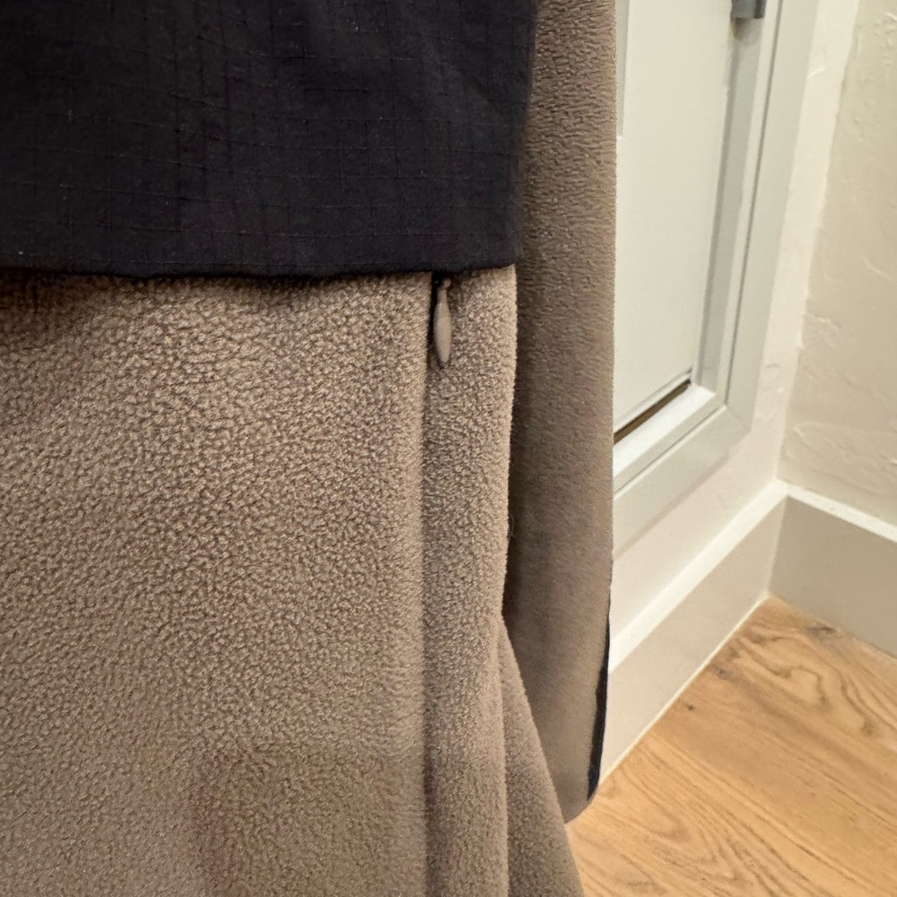 ALO Yoga Men's Performance Jacket in Taupe and Black - Picture 8 of 9